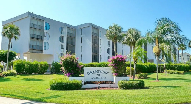 Stylish Condo Across From South Beach, Забронировать Отель Отели в центре Марко-Айленд, в центре, Парковка