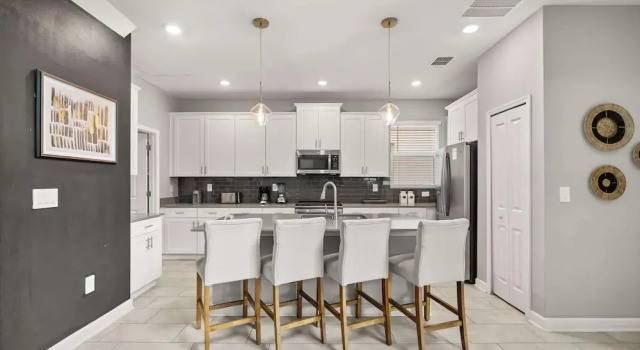 Upstay Modern 5BR Resort Home w Pool & Hot Tub, Rezerwuj Ośrodek wypoczynkowy Kissimmee Kissimmee