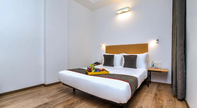 OYO Townhouse 607 Paschim Vihar, Забронировать Отель Отели Нью-Дели с парковкой, Парковка
