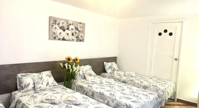 Casa Balthazar Hostel, Забронировать Хостел Кито Сьерра, рядом с Del Arbolito Park