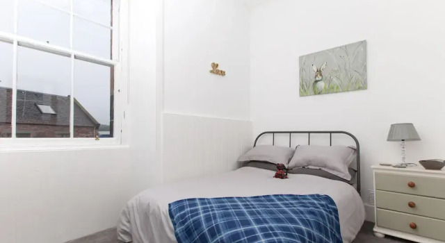 Comfortable 3 Bedroom Top Floor Flat in Old Town, Забронировать Отель Старый город Эдинбург, рядом с Железнодорожный вокзал Эдинбург-Уэверли
