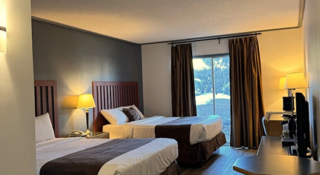 Четырёхместный номер Standard с балконом Divya Sutra Plaza and Conference Centre, Vernon, BC