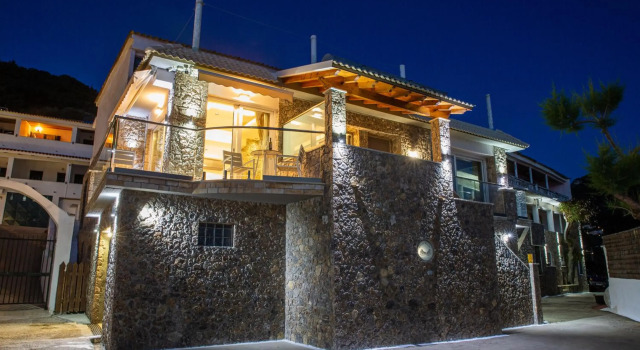 Black Rocks Family, Luxury Seafront maisonette