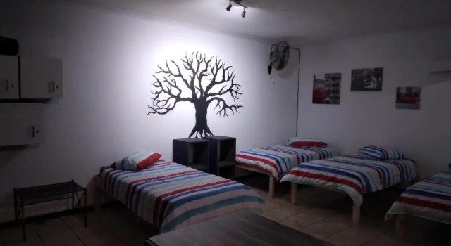 Кровать в общем номере FlipFlops and TreeTops