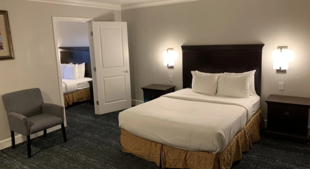 Четырёхместный люкс c 1 комнатой с балконом Stargazer Hotel