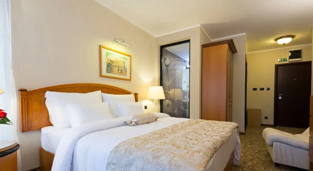 Двухместный номер Superior с балконом Hotel Sterling Garni