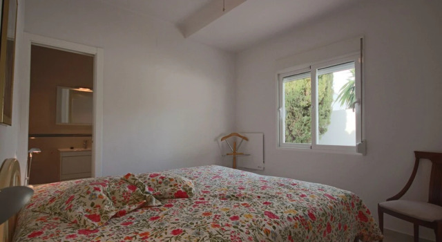 Private Family Retreat With Pool Short Walk to the Sea