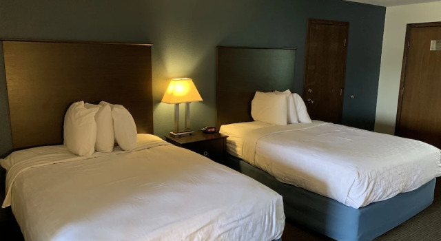 Четырёхместный номер Standard с красивым видом из окна AmericInn by Wyndham La Crosse Riverfront-Conference Center