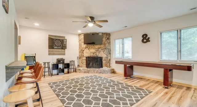 Апартаменты с 4 комнатами с балконом Spacious Rustic Helen Abode ~ 1/2 Mi From Tubing!