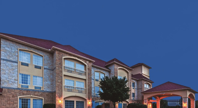 Кровать в общем номере La Quinta by Wyndham Granbury