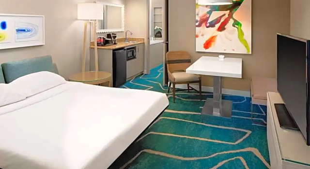 Двухместный люкс с 2 комнатами с балконом и с видом на залив Embassy Suites by Hilton San Diego Bay Downtown