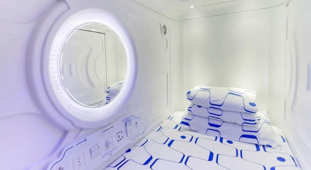 Кровать в общем номере Capsule Inn