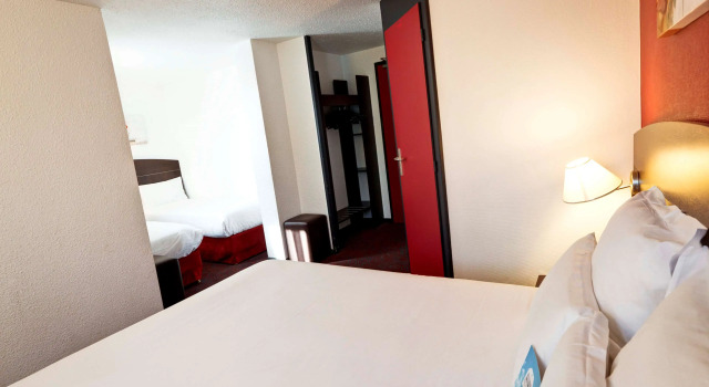 Четырёхместный номер Standard Kyriad Lyon Sud - Saint Genis Laval
