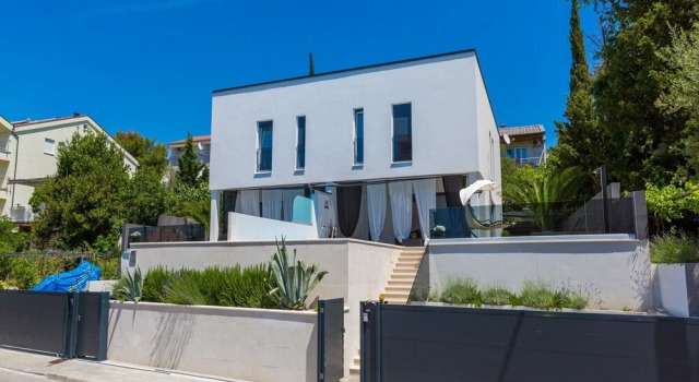 Quaint Villa in Selce with a Private Swimming Pool, Забронировать Вилла Отели Приморско-Горанской жупания с парковкой, Парковка