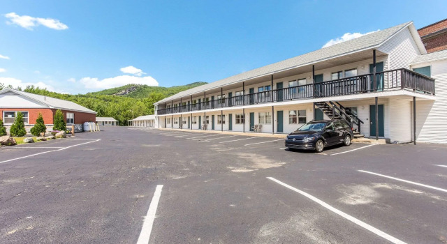 Quality Inn & Suites Gorham Riverside, Забронировать Отель Отели Горхэм с парковкой, рядом с Историческое общество и железнодорожный музей в Горхэме, Парковка