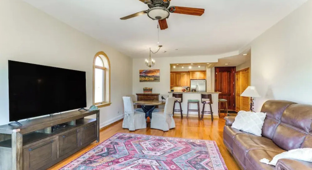 2 Mi to Angel Fire Resort: Mtn-view Condo!, Varaa Huoneisto Angel Fire 