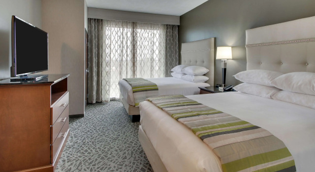 Четырёхместный люкс с 2 комнатами Drury Inn & Suites Columbus Polaris