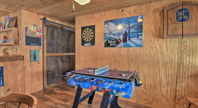 Rustic Madison 'treehouse' Cabin With Game Room!, จอง โรงแรม Madison นิวแฮมป์เชียร์