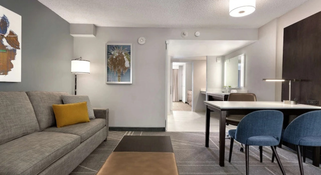 Четырёхместный номер Standard с балконом Embassy Suites by Hilton Milpitas Silicon Valley