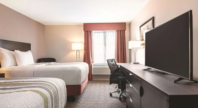 Четырёхместный номер Standard с видом на внутренний двор La Quinta Inn by Wyndham Vancouver Airport