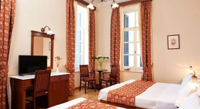 Трёхместный номер Superior с балконом и с видом на город Egli Hotel