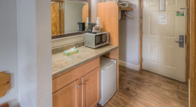 Четырёхместный номер Deluxe с балконом и с видом на бассейн Accommodation By Willow Brook Lodge