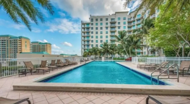 New Apartment in Casa Costa Luxury Condo Beach Pass Included, 预订 公寓 波因顿海滩 Palm Beach County