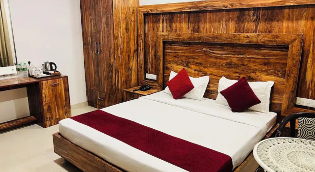 Номер Deluxe Haris Court Hotels & Banquets DLF Phase3