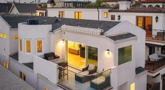 Коттедж Walk to Manhattan Beach Pier, Ocean Views, Balcony, & Peloton Casa Del Mar by Avantstay