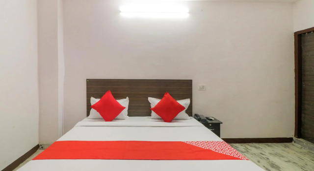 OYO 76738 Hotel Z Black