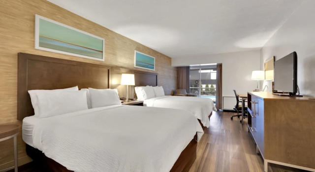 Четырёхместный номер Standard с видом на бассейн Holiday Inn Hotel Peterborough Waterfront by IHG