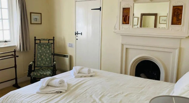 Benwick Cottage - Beachfront Thatched Cottage set on the marine parade with absolutely spectacular Sea views! Sleeps 4, Забронировать Дом для отпуска Отели Лайм-Риджис с парковкой, рядом с Пляж Монмут, Парковка