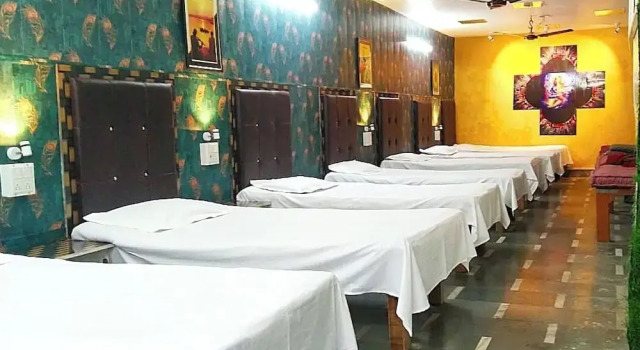 Кровать в общем номере Siddhivinayak Temple Guest House