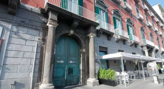 Relais Bijoux Napoli, Забронировать Отель «постель и завтрак» Кьяйя Неаполь, рядом с Palazzo del Banco di Napoli