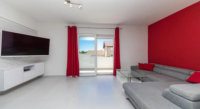 Beautiful Home in Kastel Stari With Wifi and 2 Bedrooms, Rezerwuj Hotel Hotele w Kaštela z basenem, Basen