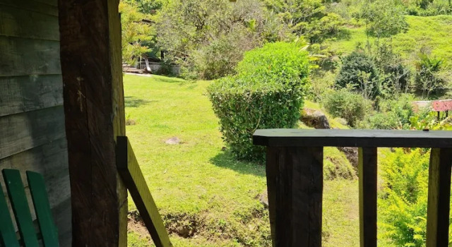Четырёхместный номер Standard с балконом и с видом на горы Los Gallitos Eco Lodge
