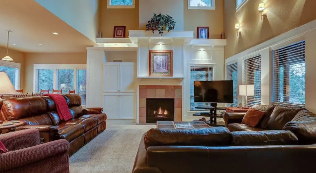Коттедж Big Pine Home with Hot Tub Close to Deschutes River Trail by RedAwning