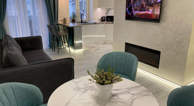Panorama Luxury Apartment in The House with a Spire, a historical building in the city centre, Book Lejlighed Lejligheder i Kharkiv, Lejlighed