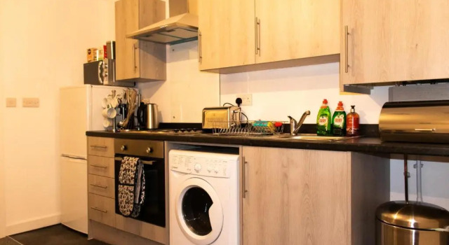 Апартаменты с балконом New Private Apartment Building Minutes From Heathrow