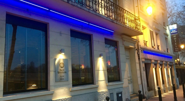 Кровать в общем номере Best Western Seine West Hotel
