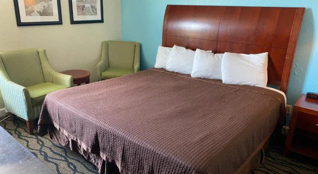 Номер Standard NEW 2026-Ocean Sands Beach Boutique Inn-24Hr Sauna and Salt-Mineral Pool-Free Beach Bikes and Famous Beach-Fresh Baked Cookies-Popcorn-In Room Bathrobes-Sunscreen-65 Inch TVsNetflix-Bedside Candy-Free Laundry- 4 Grand Black Beds-Call & Save-1-252-AHA-SAND