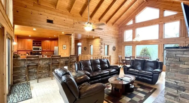A true log cabin with 360 degree mountain views - Pet and Motorcycle friendly! 5 Bedroom Cabin by RedAwning, Book Hotel 3-stjernede hoteller i Ducktown, 3*