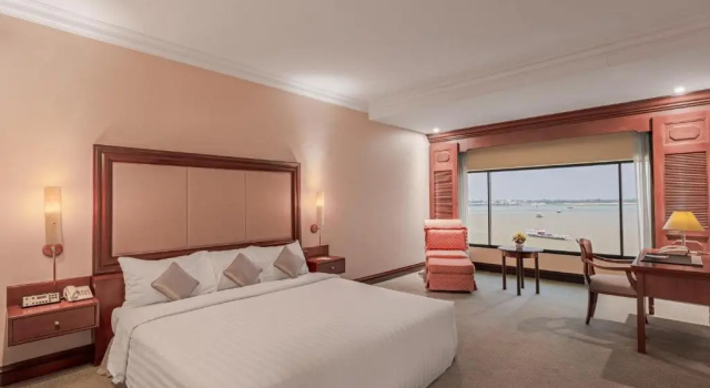 Полулюкс Hotel Cambodiana