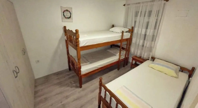 1-bedroom apartment with 3 beds + private parking, Забронировать Апартаменты/квартира Тиват Округ Тиват, рядом с Пляж Вайкики