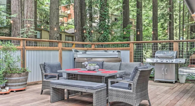 Redwoods Cabin w/ Hot Tub: Walk to Russian River!, Забронировать Отель Гернвилль Sonoma County, рядом с Пляж Джонсонс-Бич