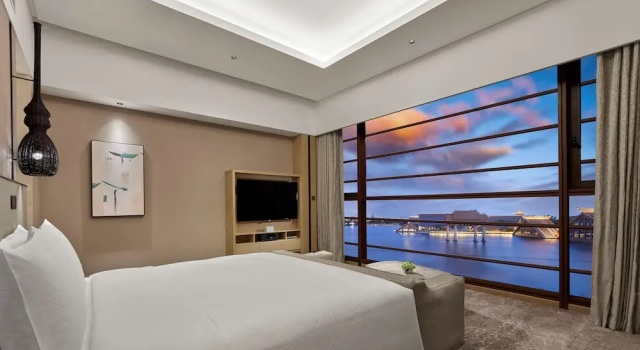 Двухместный люкс Deluxe с балконом и с видом на озеро Hilton Shanghai Songjiang Guangfulin