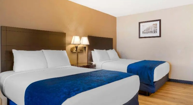 Четырёхместный номер Standard Best Western Greenfield Inn
