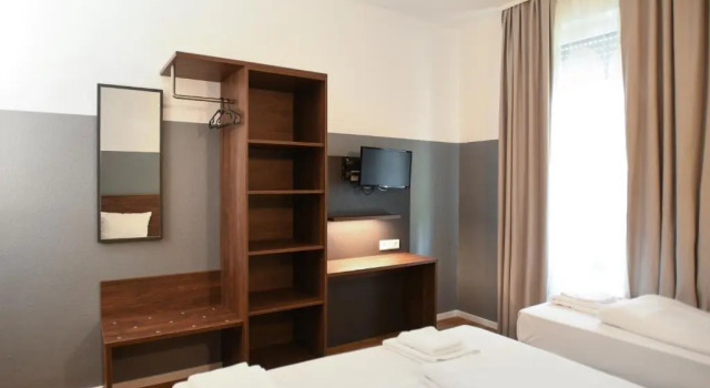 Трёхместный номер Standard Hotel Apadana Frankfurt