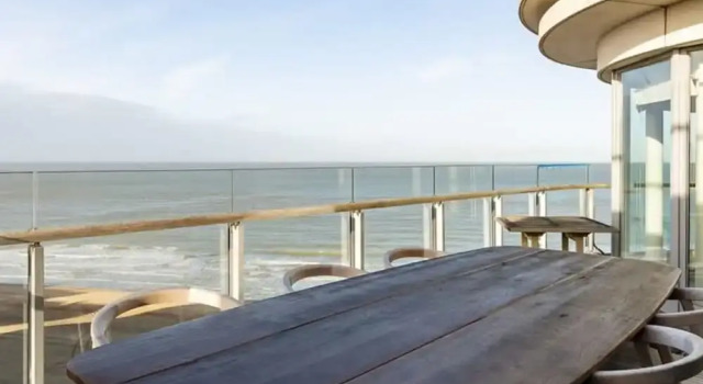 Апартаменты Stunning Penthouse With Free Parking and sea View