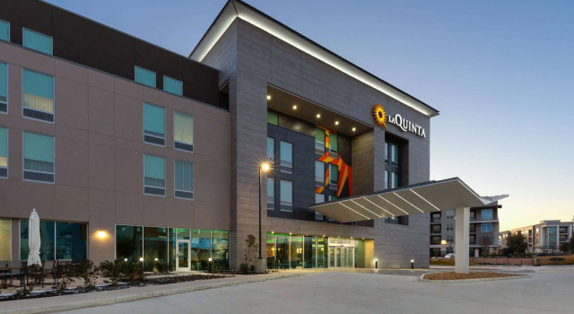 La Quinta Inn & Suites by Wyndham San Antonio at the RIM, Buchen Sie Hotel San Antonio Bexar County
